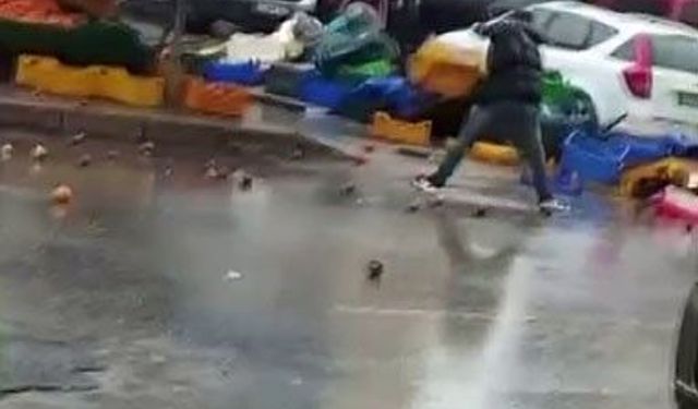 İzmir'de sinir krizi geçiren bir manav etrafa saldırdı