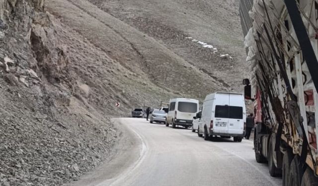 Yüksekova-Van kara yolunda heyelan meydana geldi
