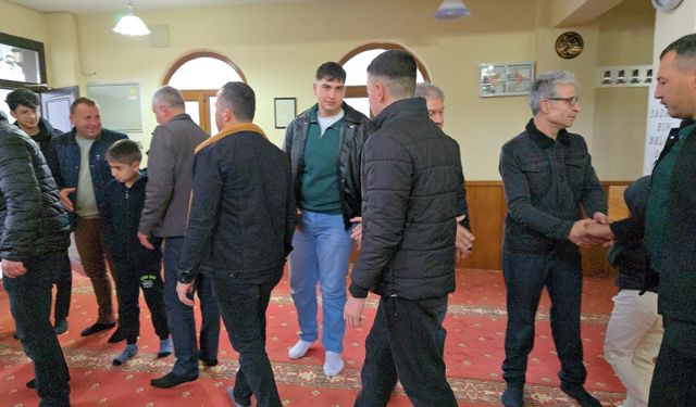 Gelenek sürdü: Bayramlaşma halkası küsleri bir araya getirdi