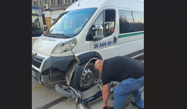 Servis aracıyla çarpışan elektrikli bisikletin sürücüsü yaralandı