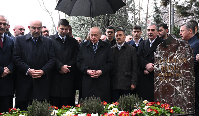 Devlet Bahçeli, Alparslan Türkeş'in kabrini ziyaret etti