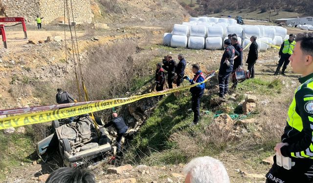 Kütahya'da araç çukura uçtu: 2 ölü