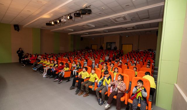 Mersin’de tiyatro ve gezici kütüphane etkinliği