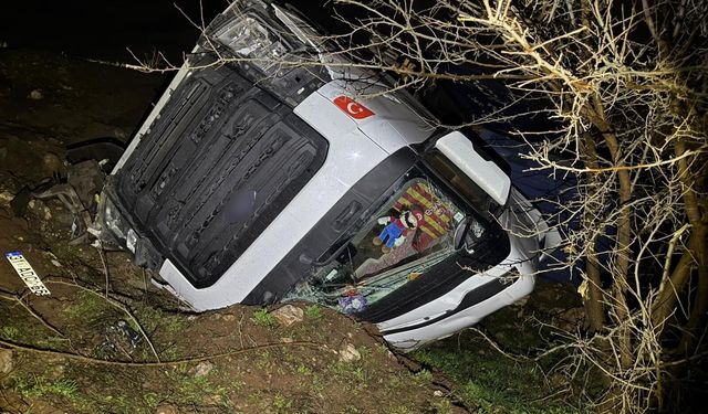 Adıyaman’da tır şarampole yuvarlandı