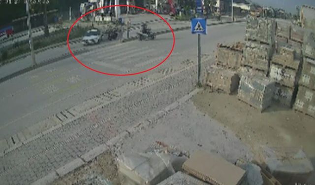 Hatay'da feci kaza: Motosiklet otomobile ok gibi saplandı