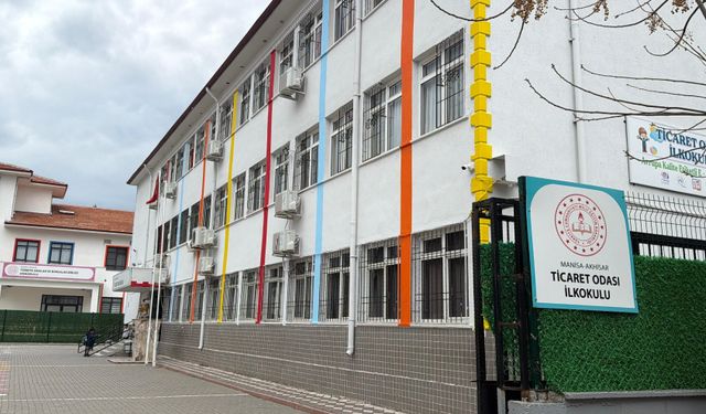 Akhisar’da okulda tavan sıvası düştü: 3 öğrenci yaralı