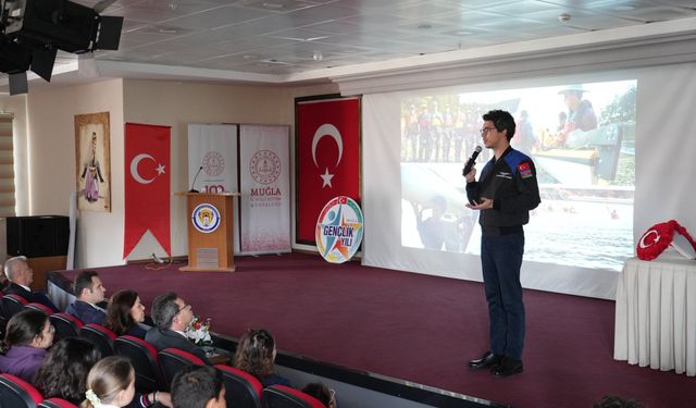 Türkiye’nin ikinci astronotu öğrencilerle bir arada