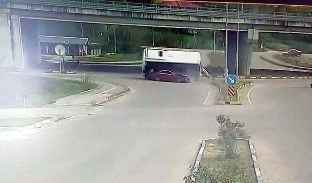 Bartın’da halk otobüsü otomobilin üzerine devrildi