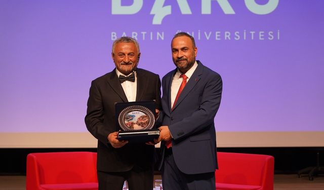 BARÜ’de ünlü saç stilisti Sabit Akkaya öğrencilerle buluştu