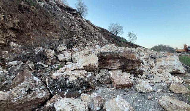 Bingöl’de heyelan: Ekipler çalışmalara başladı