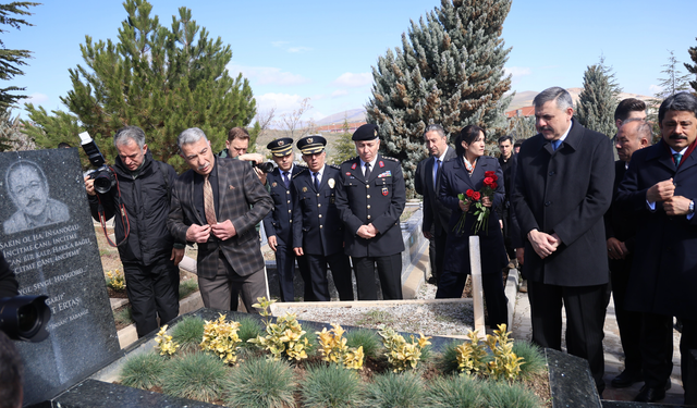Bakan Çiftçi’den Neşet Ertaş’ın kabrine ziyaret