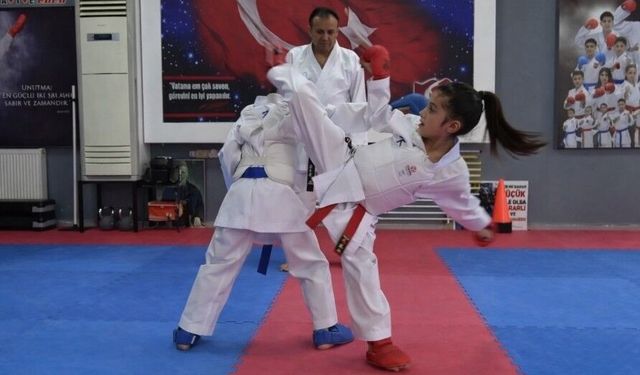 7 yaşındaki Zeynep Türkiye Karate şampiyonu oldu
