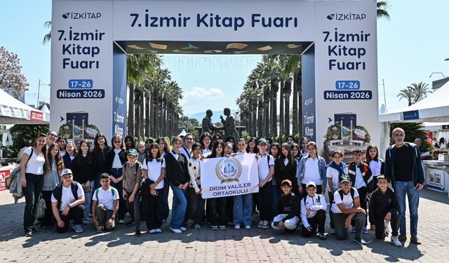 İzmir Kitap Fuarı öğrencilerin ilgisini çekiyor