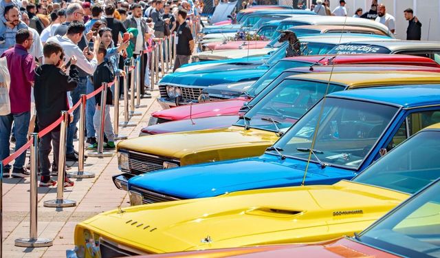 İzmir’de 75 yıllık klasik araçlar sergilendi