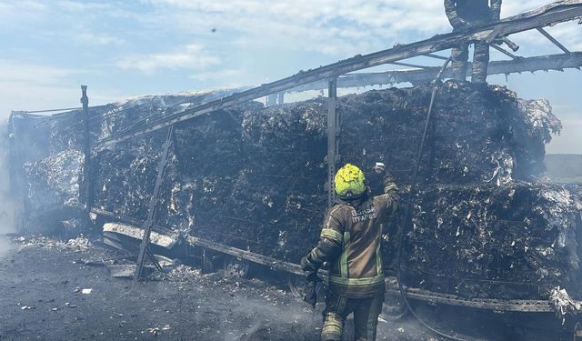 Bursa-İzmir yolunda karton yüklü tır alev alev yandı