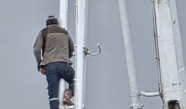 Elazığ’da işçinin tehlikeli anları kamerada