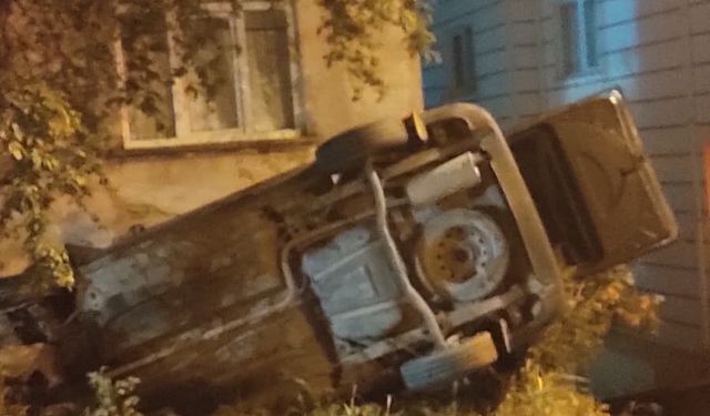 Freni boşalan araç apartman boşluğuna uçtu