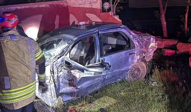 Kontrolden çıkan otomobil fabrika duvarına çarptı: 1 ölü