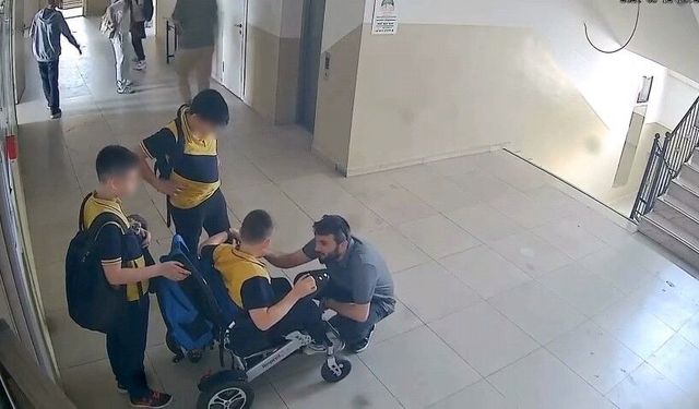 Bozulan asansör dayanışma hikayesine dönüştü
