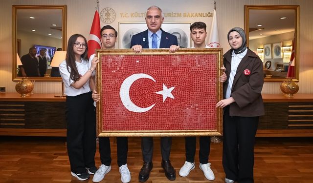 Genç sanatçılardan 19 Mayıs’a özel Türk Bayrağı