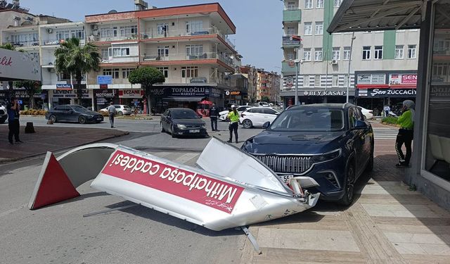 Manavgat’ta çarpışan araç yön tabelasını devirdi