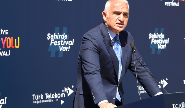 Bakan Ersoy: Festivaller esnafa can suyu oluyor