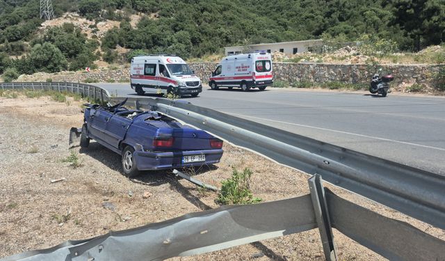 Bodrum’da virajı alamayan otomobil bariyerlere saplandı