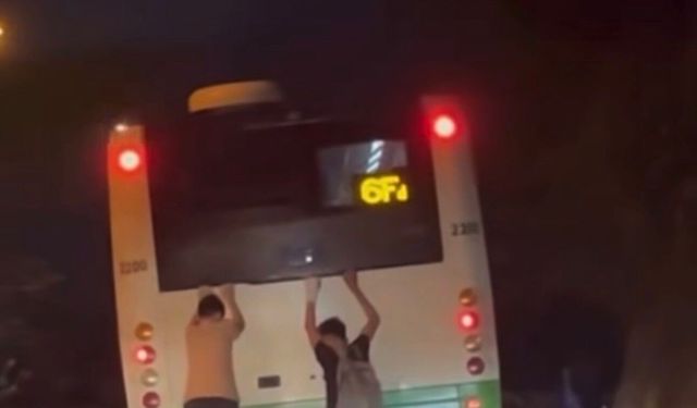 Otobüsün arkasına tutunan gençler trafikte panik yarattı