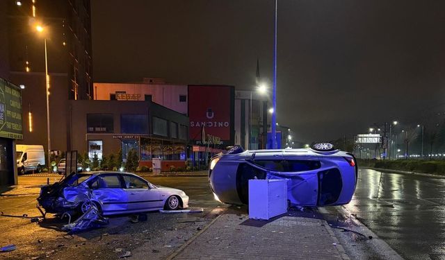 Kayseri'de park halindeki araca çarpan otomobil devrildi