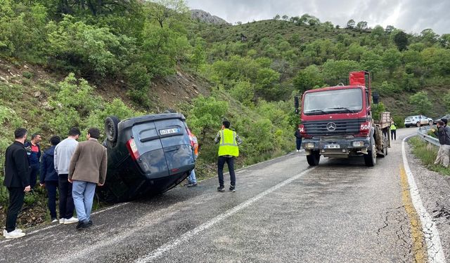 Erzincan'da araç, sağanak yağış nedeniyle takla attı