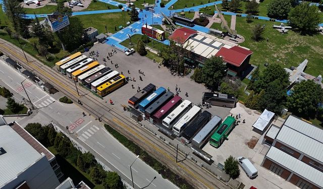 Eskişehir’de klasik otobüsler ilgi odağı oldu