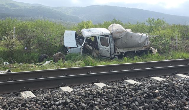 Kütahya’da tren ile kamyonet çarpıştı: 4 yaralı