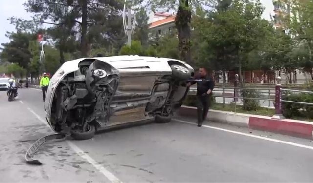 Siirt’te otomobil refüje çarparak takla attı: 3 yaralı