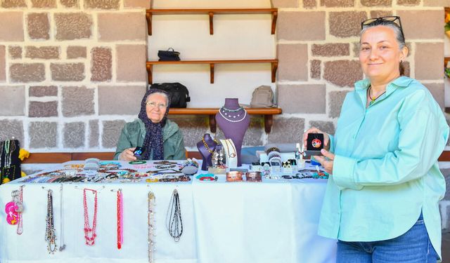 Altındağlı Anne Kız Hamamönü’nde Takı Tasarlıyor