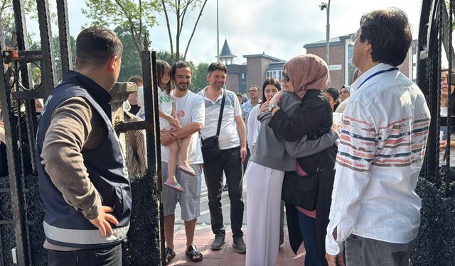 Öğrenciler sınavda, veliler okul önünde heyecan yaşadı