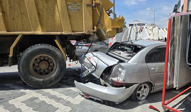Freni tutmayan kamyon paniğe neden oldu