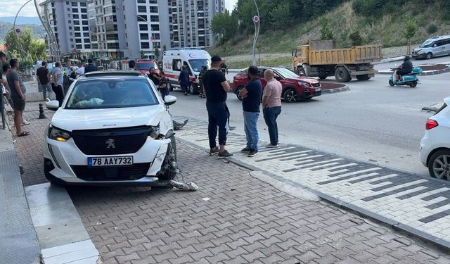 Karabük'te ehliyetsiz sürücünün karıştığı kazada anne ve kızı yaralandı