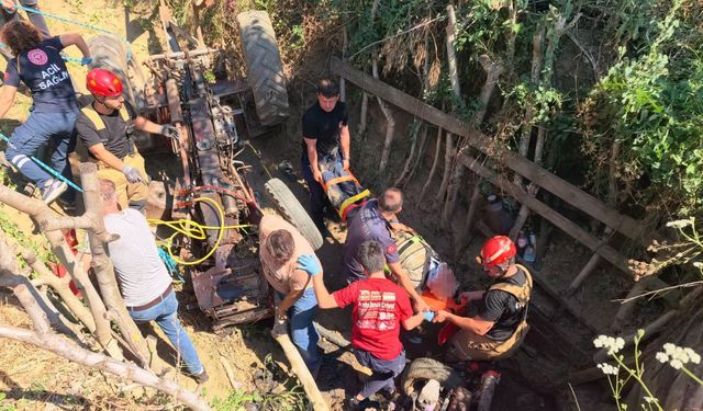 Traktör çukura devrildi: Dede ile torunları ölümden döndü
