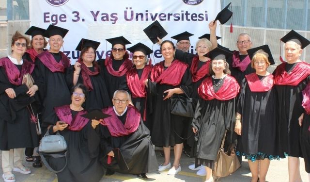 Ege Üniversitesi’nde 60 yaş üstü bireylerin mezuniyet gururu