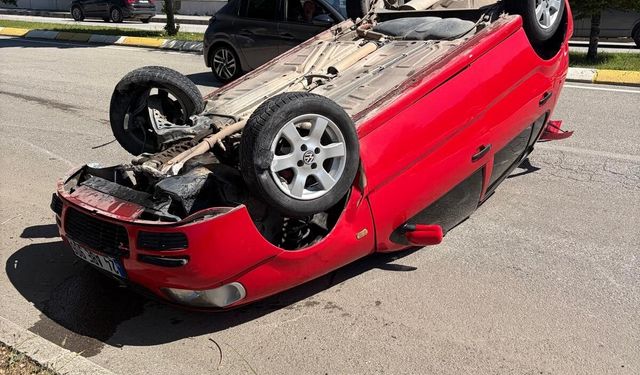 Erzincan'da kontrolden çıkan araç takla attı