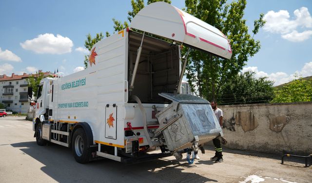 Keçiören’de çöp konteynerleri dezenfekte ediliyor