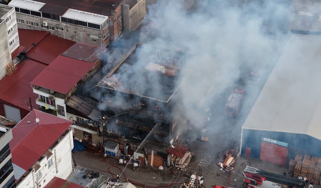 Samsun’da marangoz atölyesinde yangın: 3 katlı bina yandı