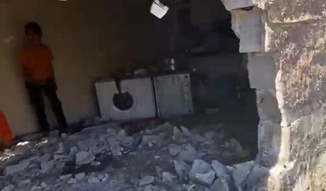 Ceylanpınar’da freni boşalan traktör eve girdi