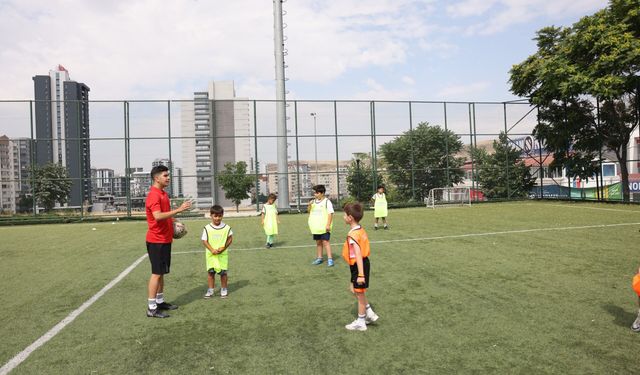 Çankaya'da Yaz Futbol Okulu çocukları sahaya taşıdı