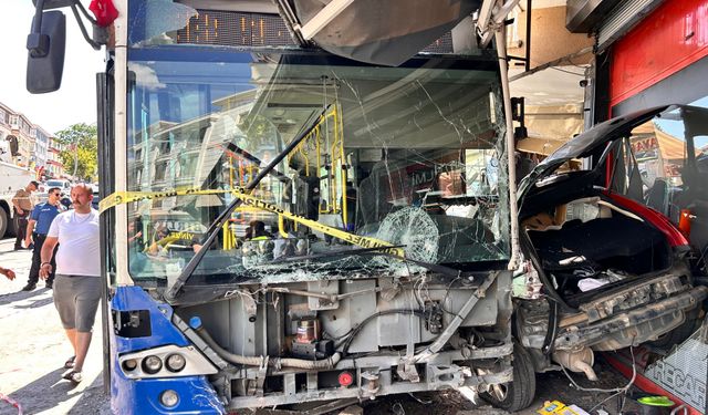 Mamak’ta kontrolden çıkan EGO otobüsü iş yerine daldı