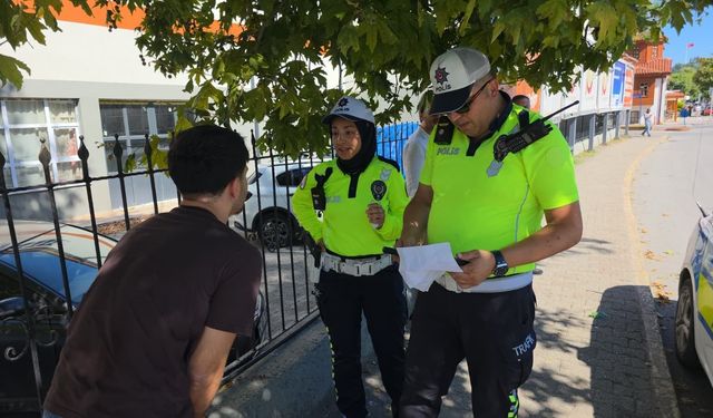 Ehliyetini aldığı gün trafikte kaldı