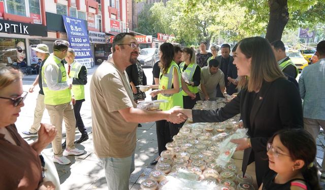 Alevi-Bektaşi Kültür ve Cemevi Başkanlığı aşure dağıttı