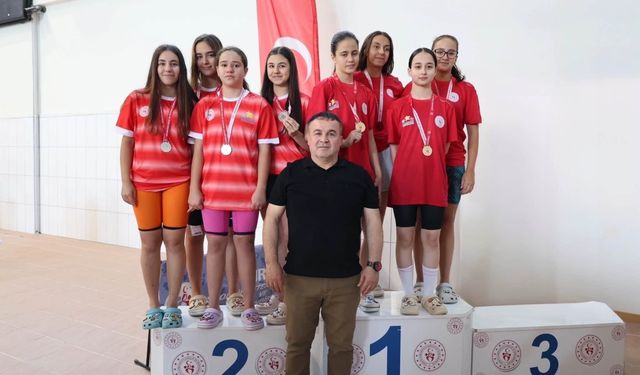 ANALİG Yüzme müsabakalarında madalyalar dağıtıldı