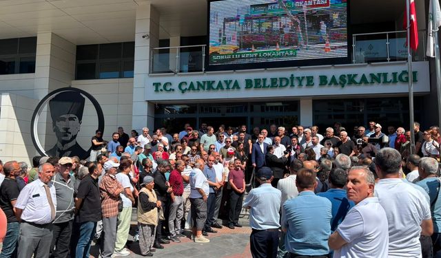 Çankaya Belediyesi operasyonu sonrası bina önünde kalabalık oluştu