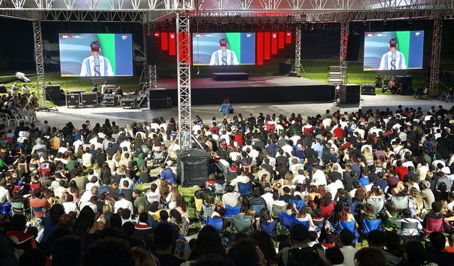 ODTÜ mezunları kep attı, ardından Dünya Kupası finalini izledi
